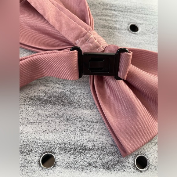 Mens light pink bow pre-tied bow tie. gently used - Picture 5 of 5